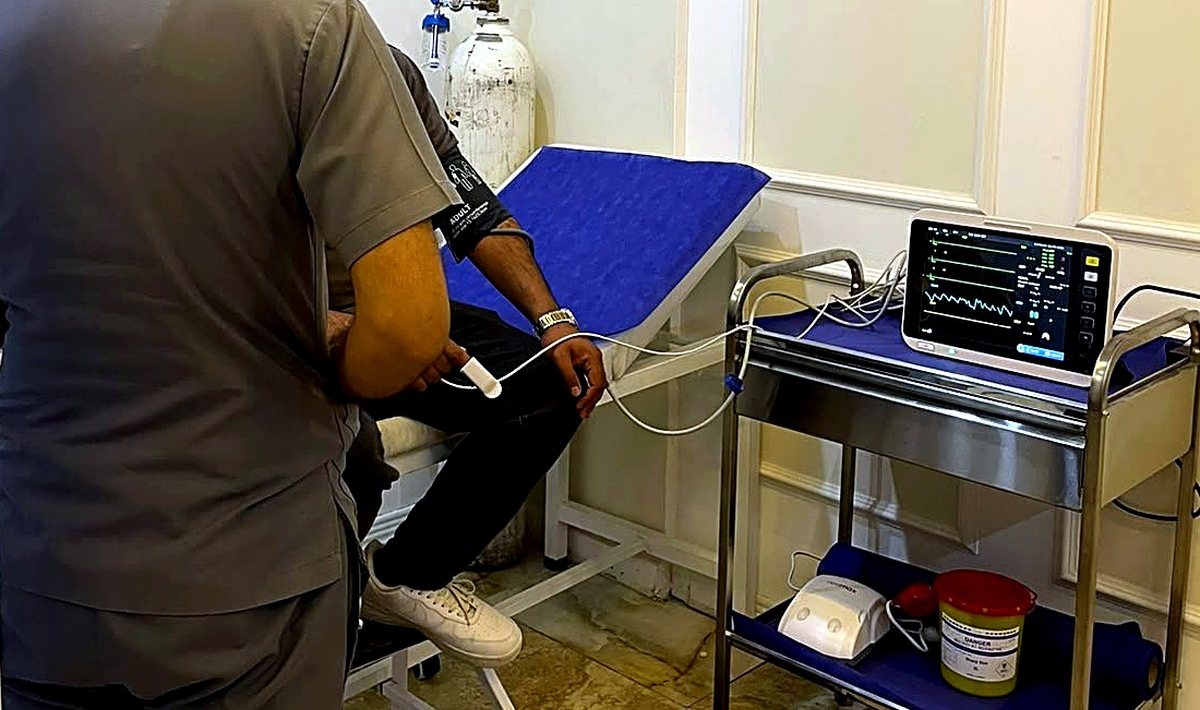 غرفة الطوارئ في المركز — سرير ومراقب للعلامات الحيوية وأوكسجين